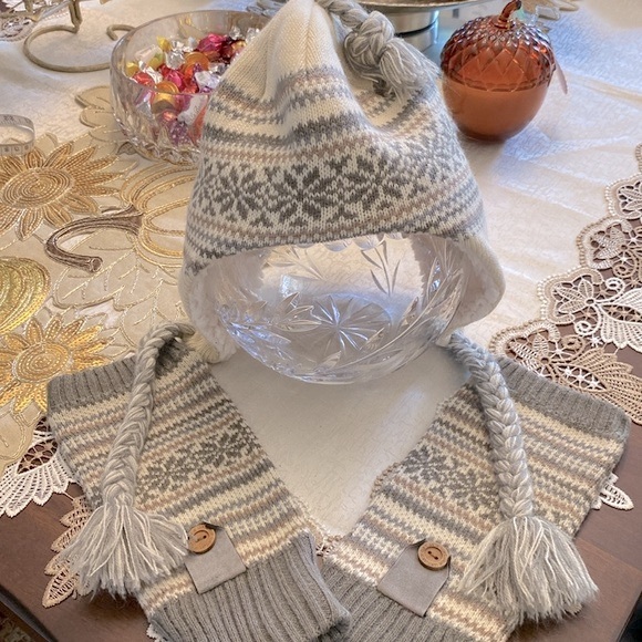 Mukluks woman’s snow bunny faux fur helmet knit hat and arm warmer sleeves 3pc - Picture 5 of 13